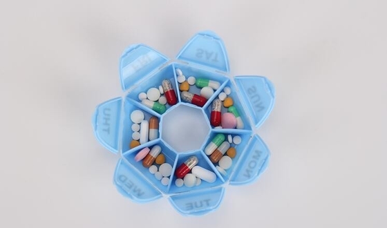 Één week 7 organisator van de compartimenten de rond gevormde plastic pil, containers 7 van de Reis plastic pil compartimenten ruimteontwerper